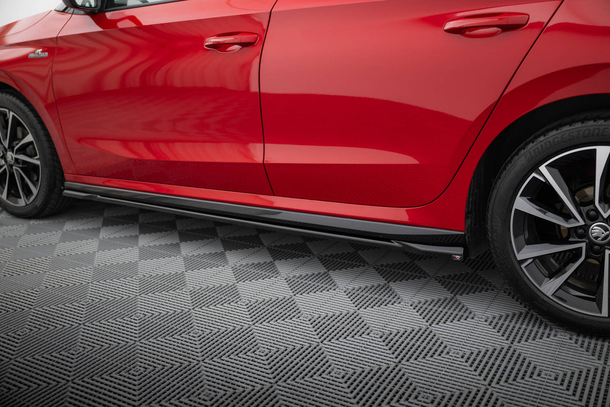 Nærbilde av sideskjørt i strukturert svart ABS-plast til Skoda Fabia Monte Carlo