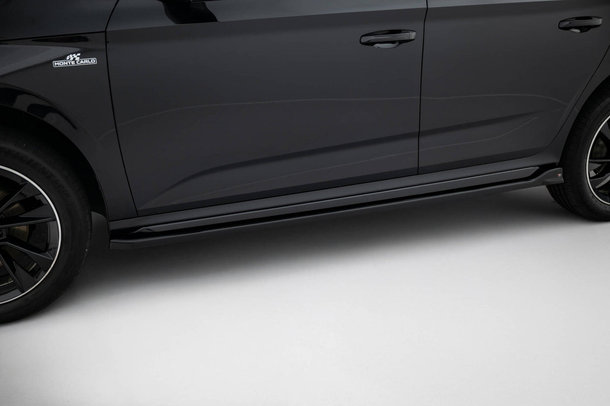 Sideskjørt diffusorer til Skoda Kamiq Monte Carlo Facelift i blank svart, sett ovenfra