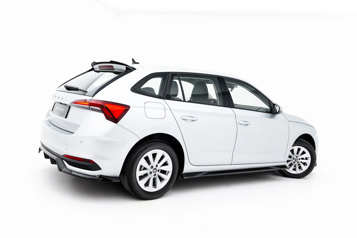 Sideskjørt diffusers til Skoda Scala Mk1 Facelift i blank sort ABS montert på bilen