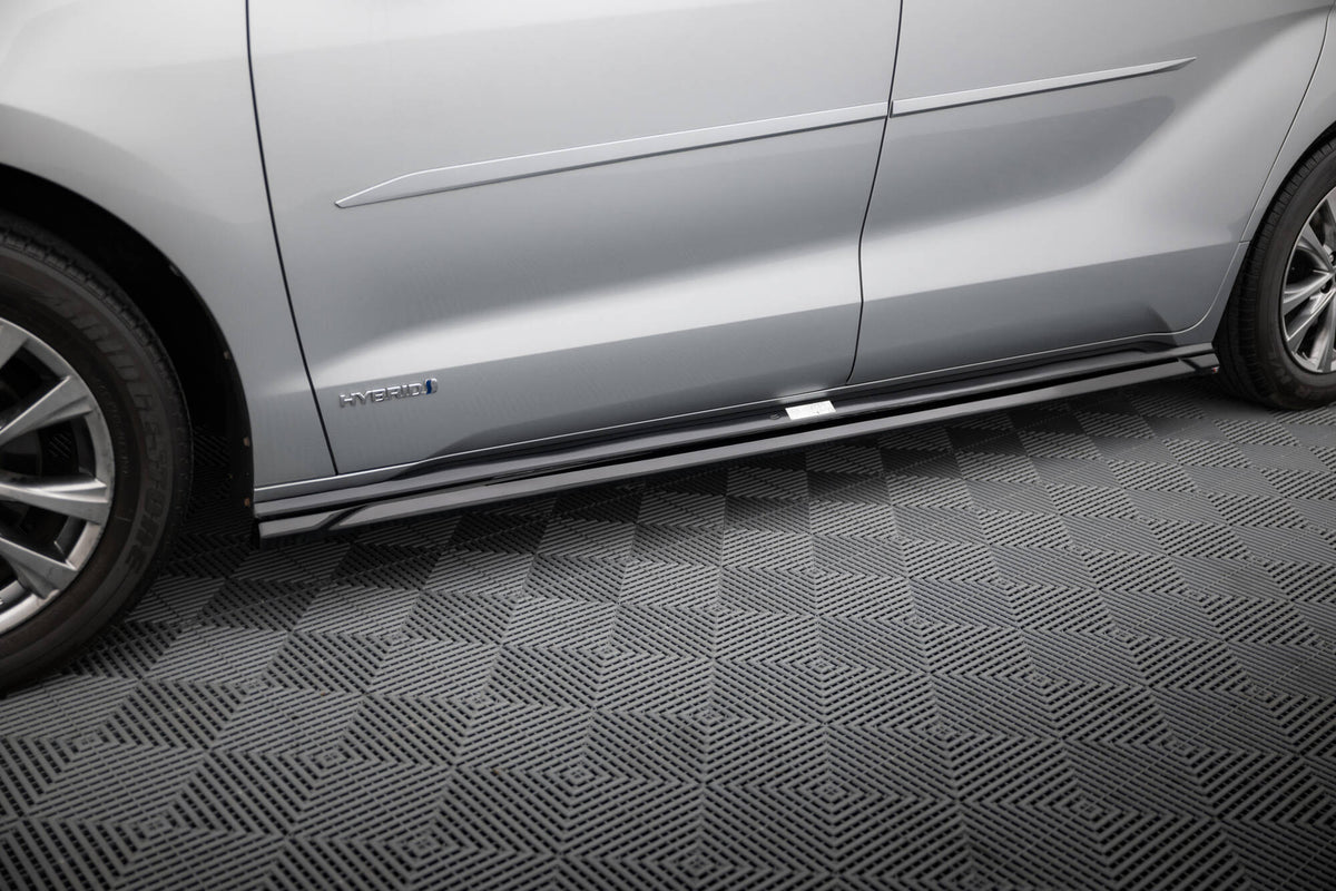 Sideskjørt til Toyota Sienna MK4 fra Maxton Design, sett ovenfra på sort bakgrunn
