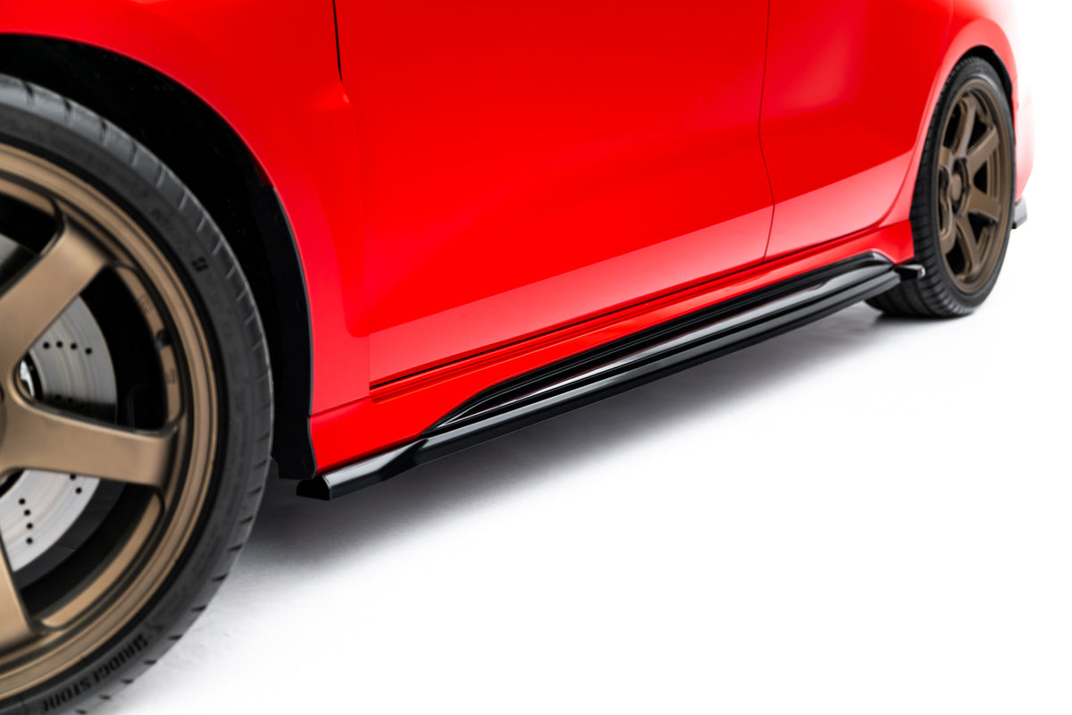 Sideskjørt V.1 i sort for Audi RS3 Sedan 8Y og 8Y Facelift, sett fra siden med sporty design