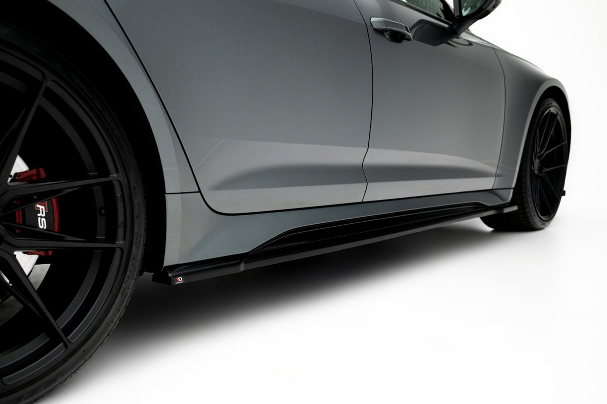 Detaljbilde av blank sort finish på sideskjørt til Audi RS6 C8