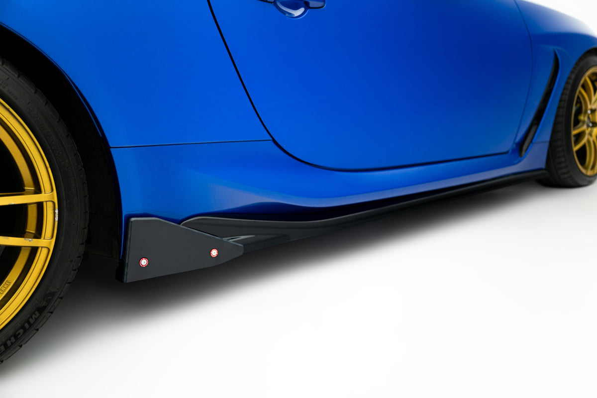 Nærbilde av sideskjørt-diffuser med flaps montert på Subaru BRZ Mk2