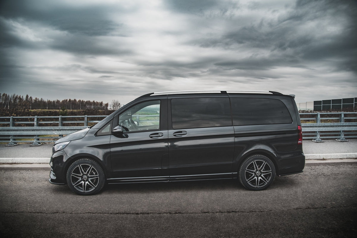 Nærbilde av sideskjørt i ABS-plast til Mercedes V-Class W447 med strukturert overflate
