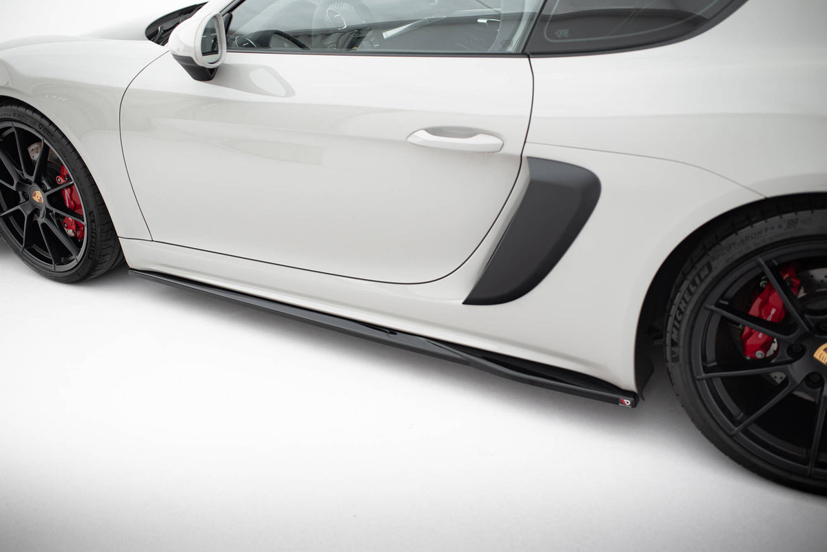 Maxton Design sideforlengere til Porsche 718 Cayman GTS vist skrått forfra