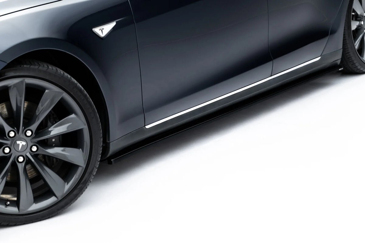 Sideskjørt diffusers V.1 montert på terskel på Tesla Model S Mk1