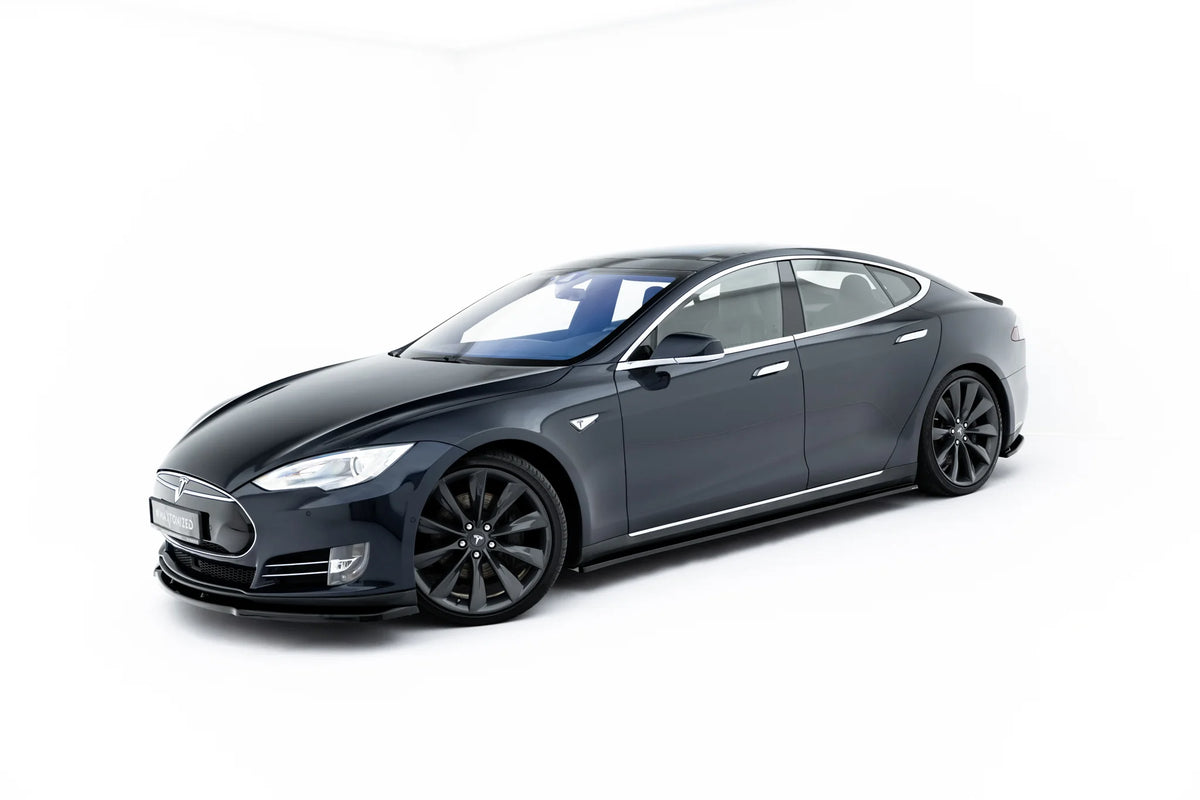 Nærbilde av blank sort sideskjørt diffuser på Tesla Model S Mk1