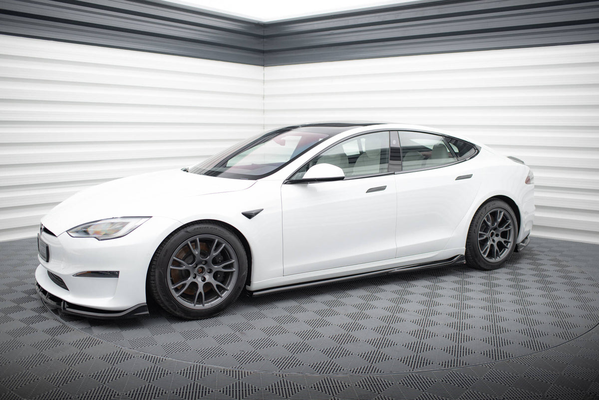 Maxton Design sideskjørt montert på Tesla Model S Plaid i sidevisning