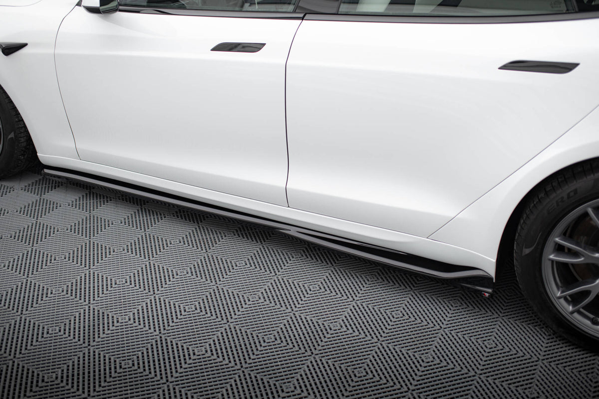 Nærbilde av sideskjørt diffuser i sort finish for Tesla Model S Plaid