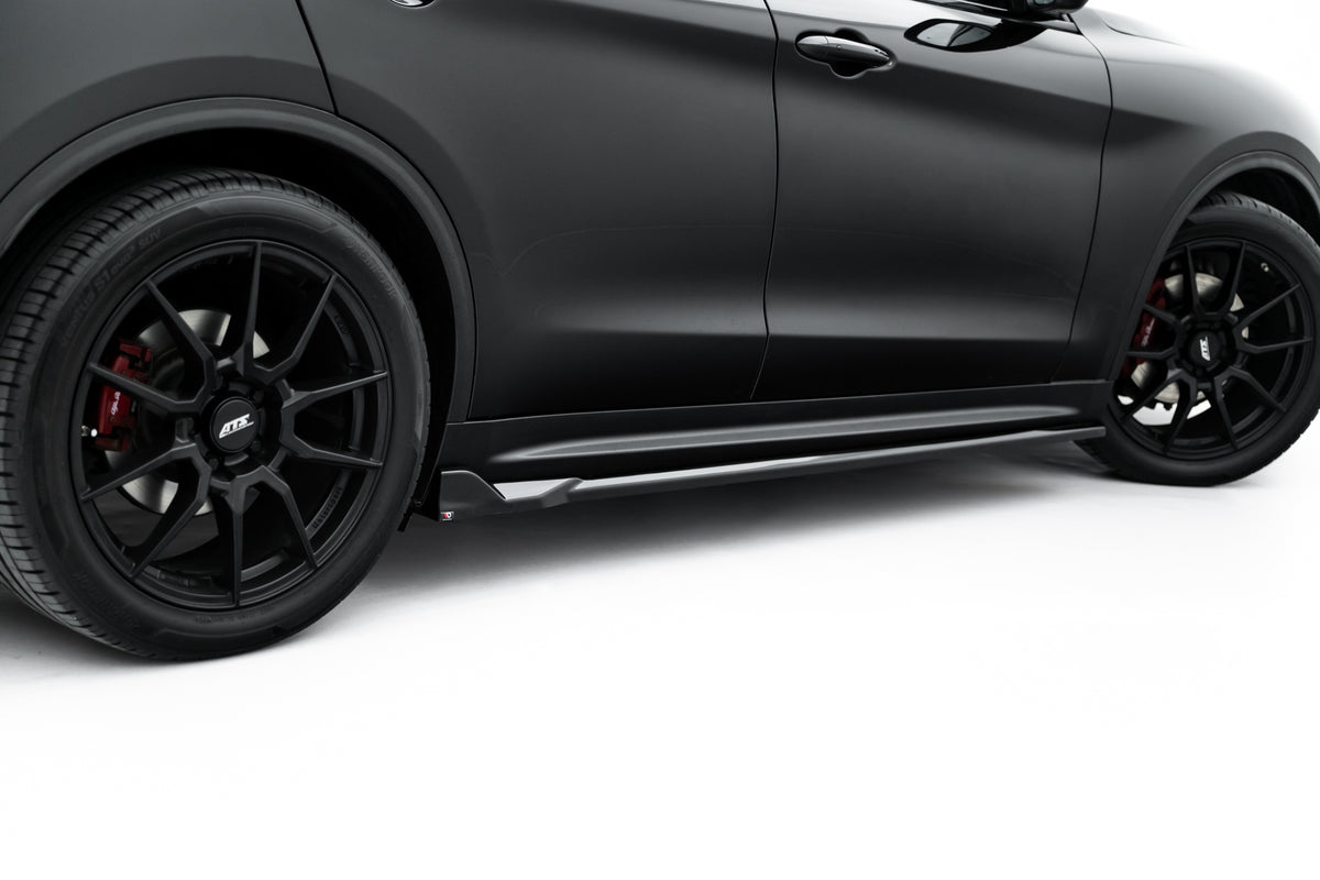 Sidepaneler V.2 til Alfa Romeo Stelvio MK1 vist med strukturert svart overflate