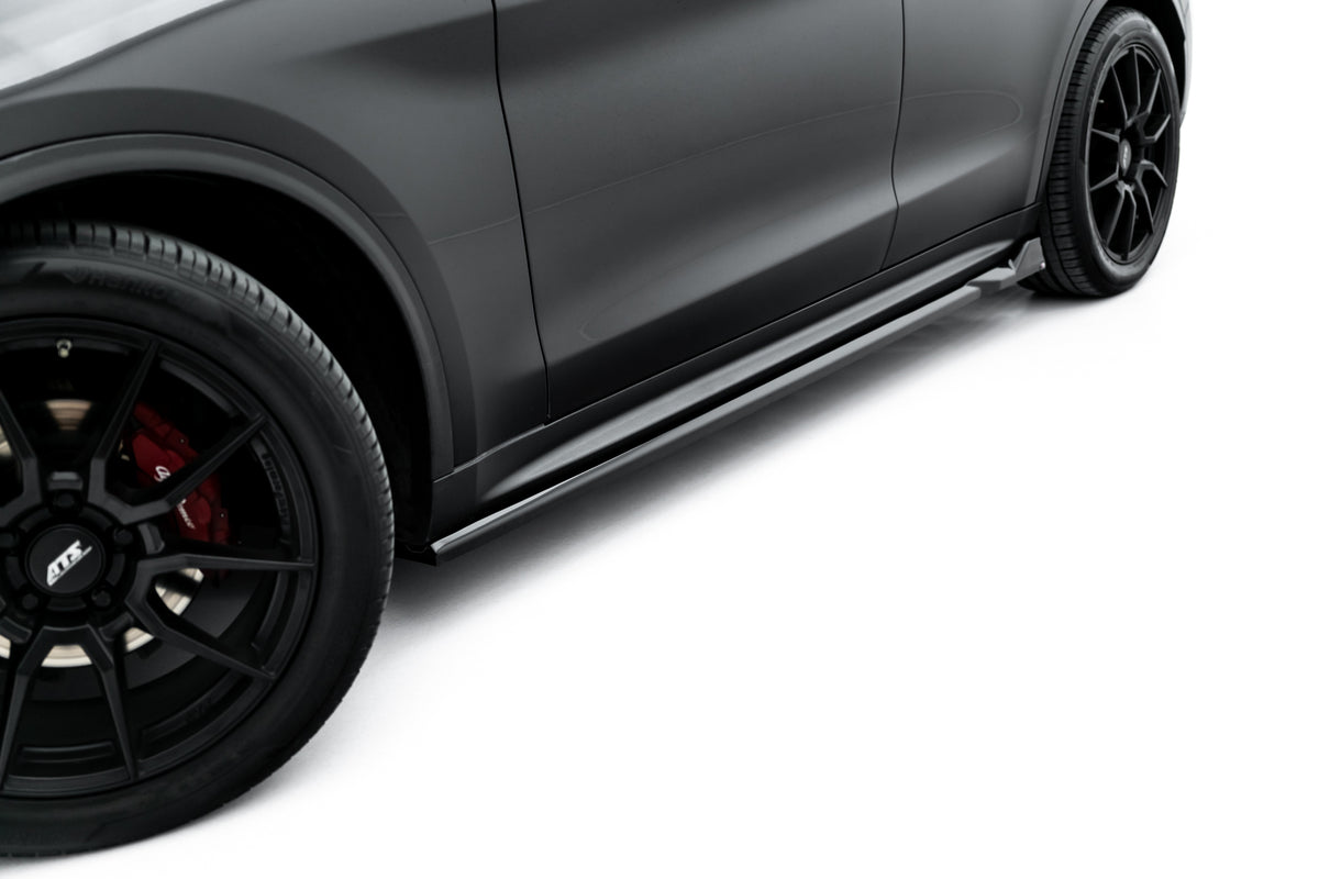 Sideskjørt diffusers V.2 til Alfa Romeo Stelvio MK1 sett i skrå vinkel forfra
