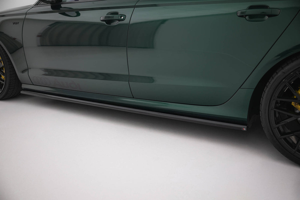 Nærbilde av sideskjørt-diffusor V.2 i sort ABS-plast for Audi A6 C7