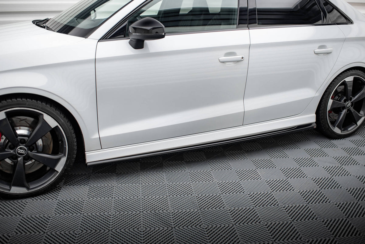Sideskjørt diffusorer V.2 til Audi RS3 Sedan 8V Facelift sett ovenfra på hvit bakgrunn