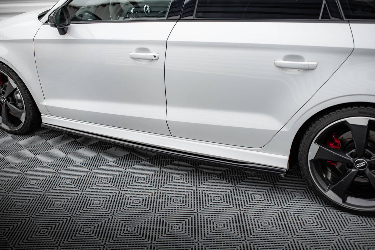 Nærbilde av sideskjørt diffusor V.2 i sort ABS-plast til Audi RS3 Sedan
