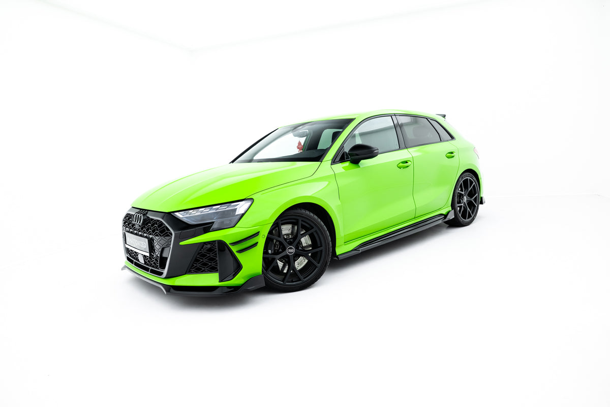 Nærbilde av sideskjørt diffuser i Gloss Black til Audi RS3 Sportback 8Y
