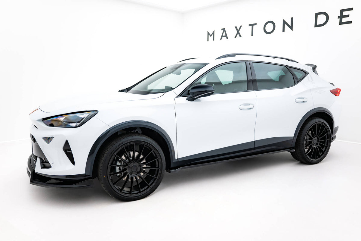 Nærbilde av sideskjørt diffuser i Gloss Black til Cupra Formentor