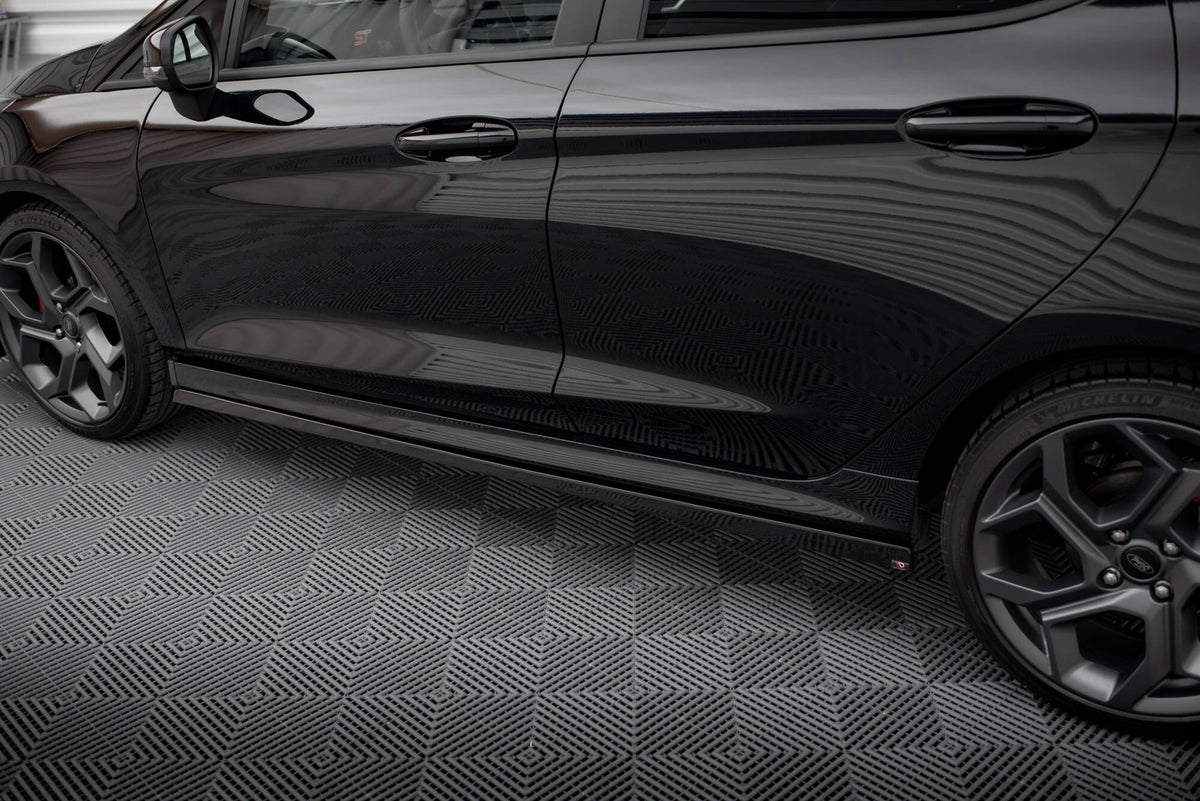 Nærbilde av sideskjørt V.2 i sort finish til Ford Fiesta MK8 ST-Line