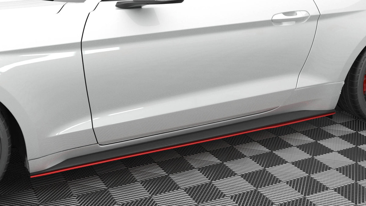 Sideskjørt V.2 til Ford Mustang MK6 Facelift sett fra siden i sort finish