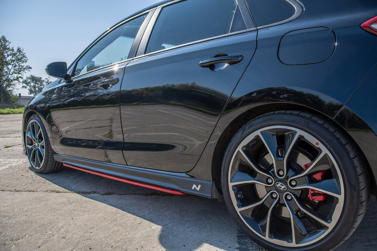 Rød sideskjørt diffuser V.2 til Hyundai i30 N MK3, sett fra siden
