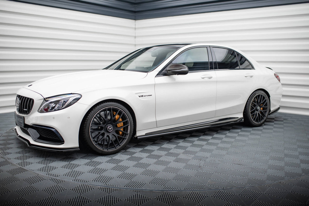 Nærbilde av sideskjørt i sort ABS-plast for Mercedes C63 S205 Estate