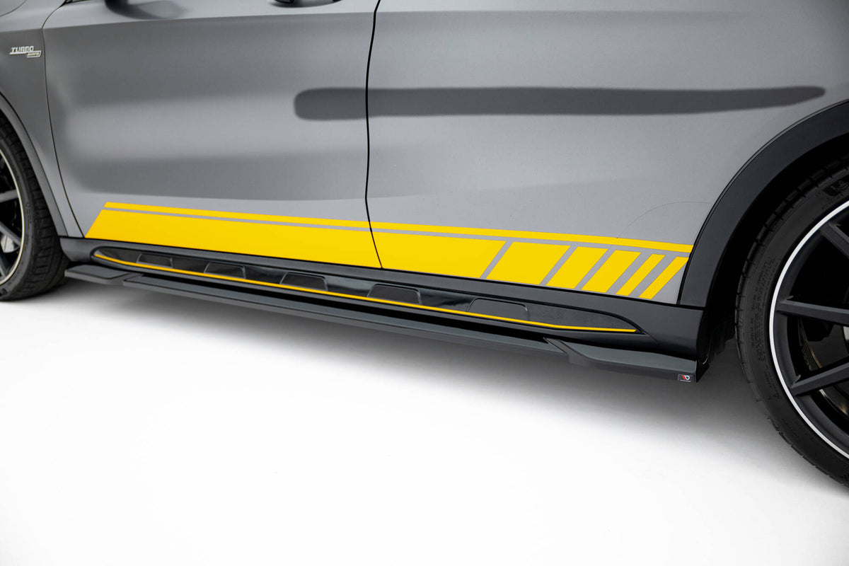 Nærbilde av sideskjørt diffusor V.2 i sort ABS-plast for GLA 45 AMG