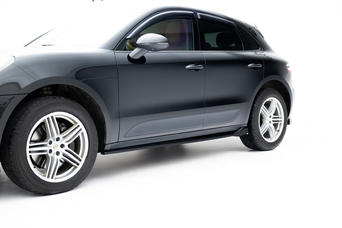 Nærbilde av sideskjørt diffuser til Porsche Macan Mk1 i Gloss Black