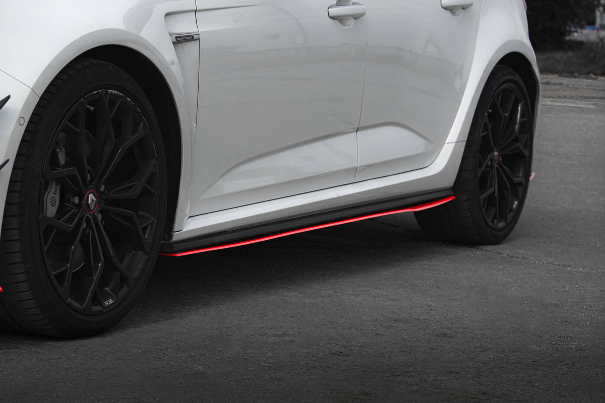 Sideskjørt diffusorer V.2 for Renault Megane RS MK4 sett ovenfra på sort bakgrunn