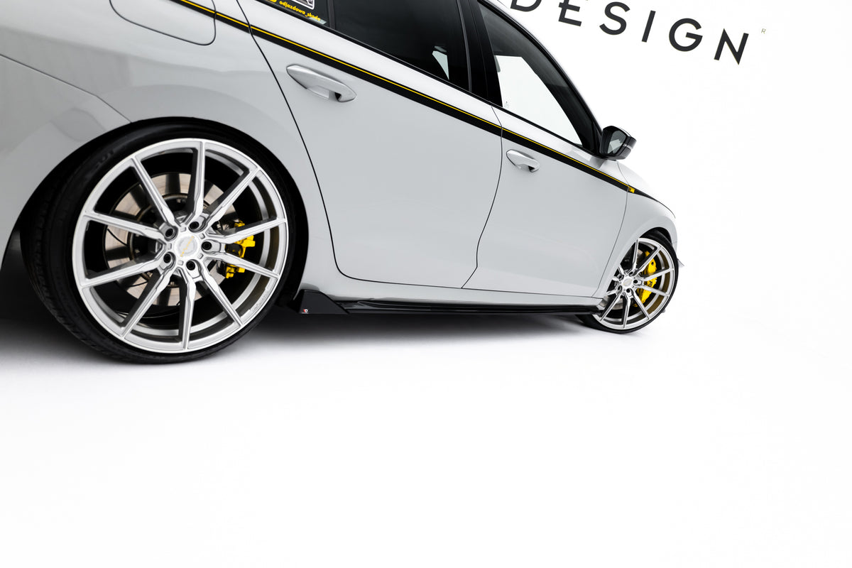 Nærbilde av sideskjørt diffuser V.2 i sort finish for Skoda Octavia RS MK4
