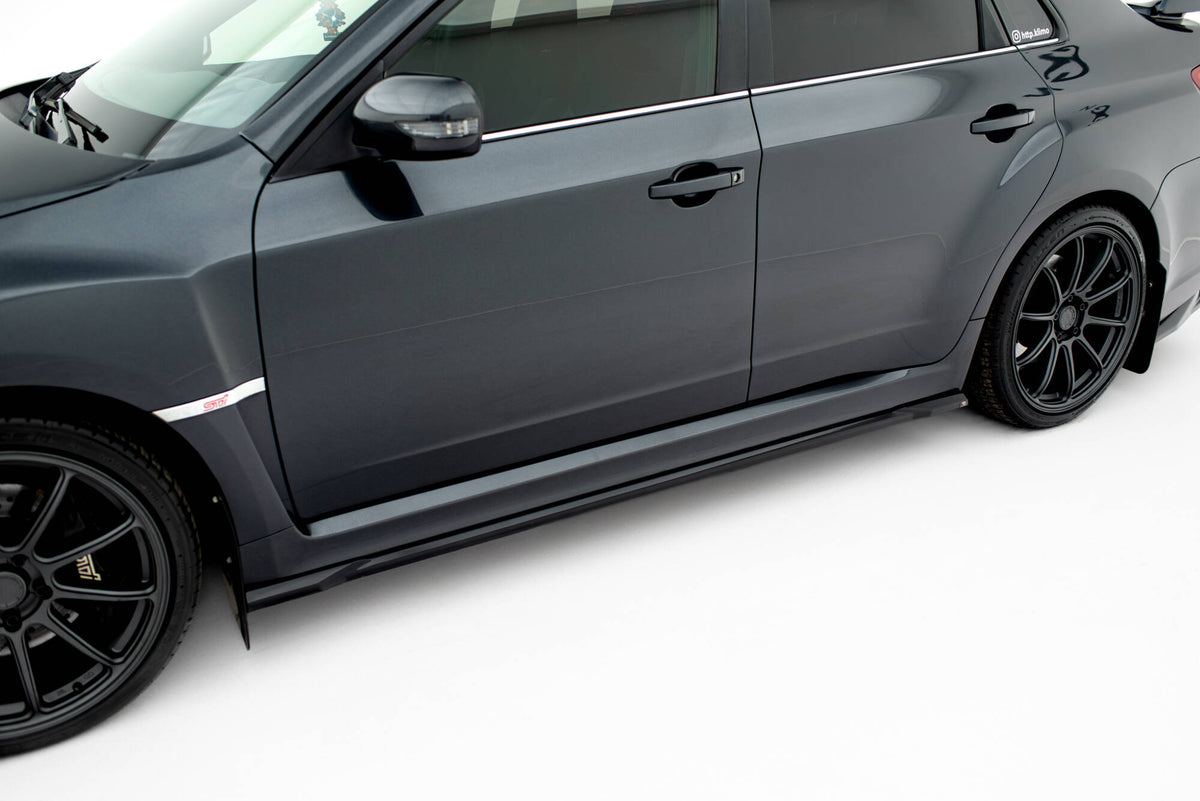 Sideskjørt diffusorer V.2 til Subaru Impreza WRX STI Facelift sett i skrå vinkel forfra