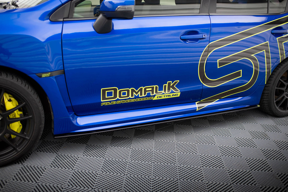Sideskjørt V.2 til Subaru WRX STI MK1 fra Maxton Design, sett i skrå vinkel forfra