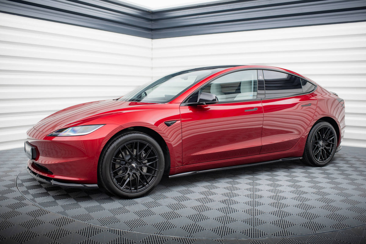 Tesla Model 3 MK1 Facelift med V.2 sideskjørt sett fra lav vinkel med fokus på aerodynamisk profil