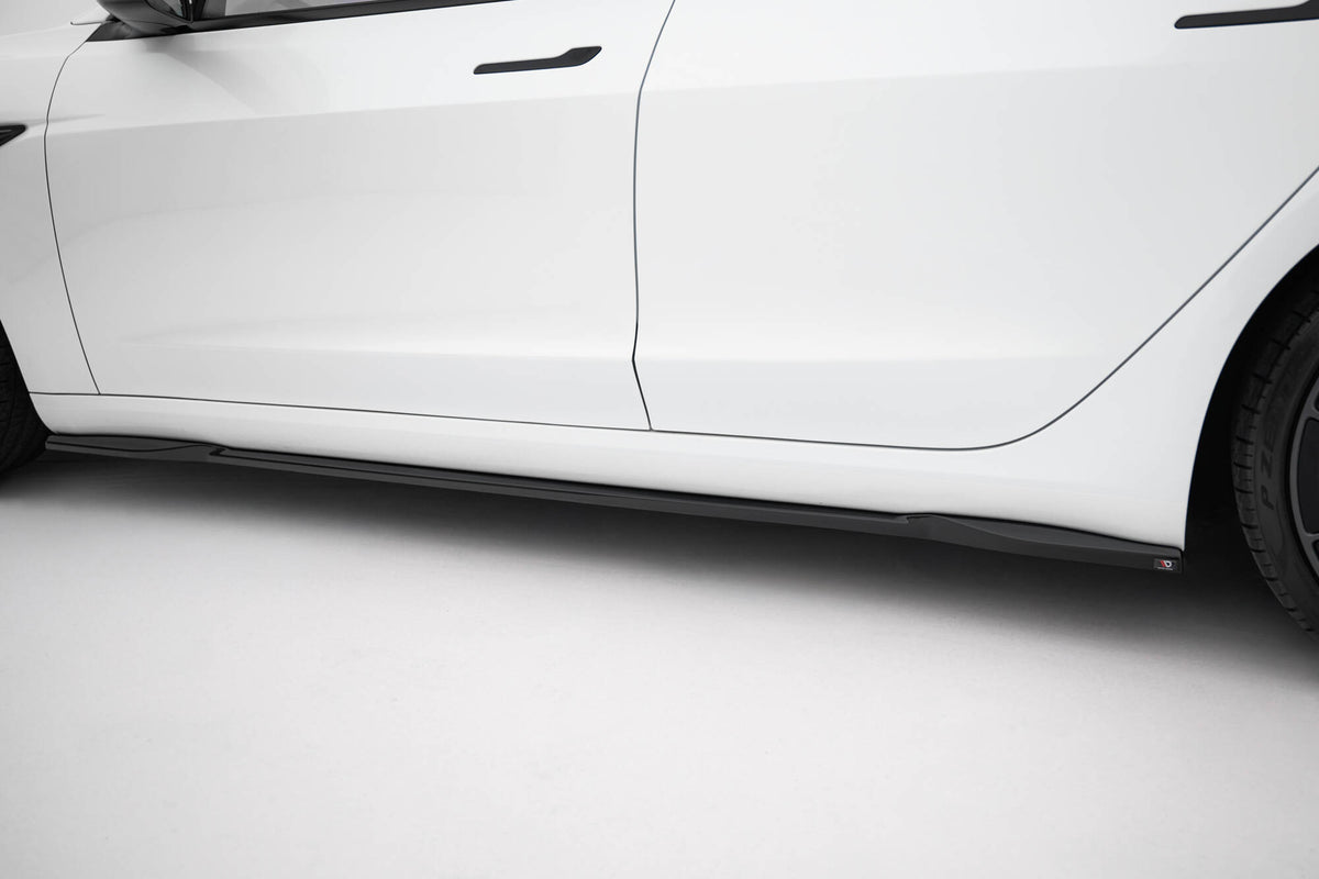 Sideskjørt-diffusere montert på Tesla Model 3 Performance sett fra siden