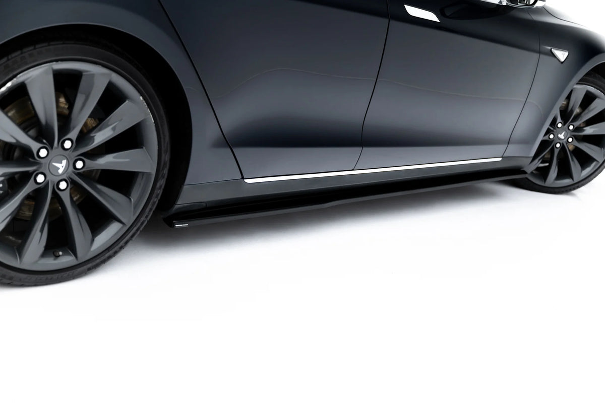 Nærbilde av sideskjørt diffuser V.2 på Tesla Model S Mk1