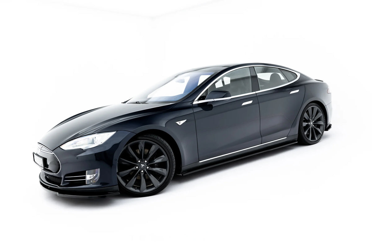 Blank sort sideskjørt diffuser montert på terskel til Tesla Model S