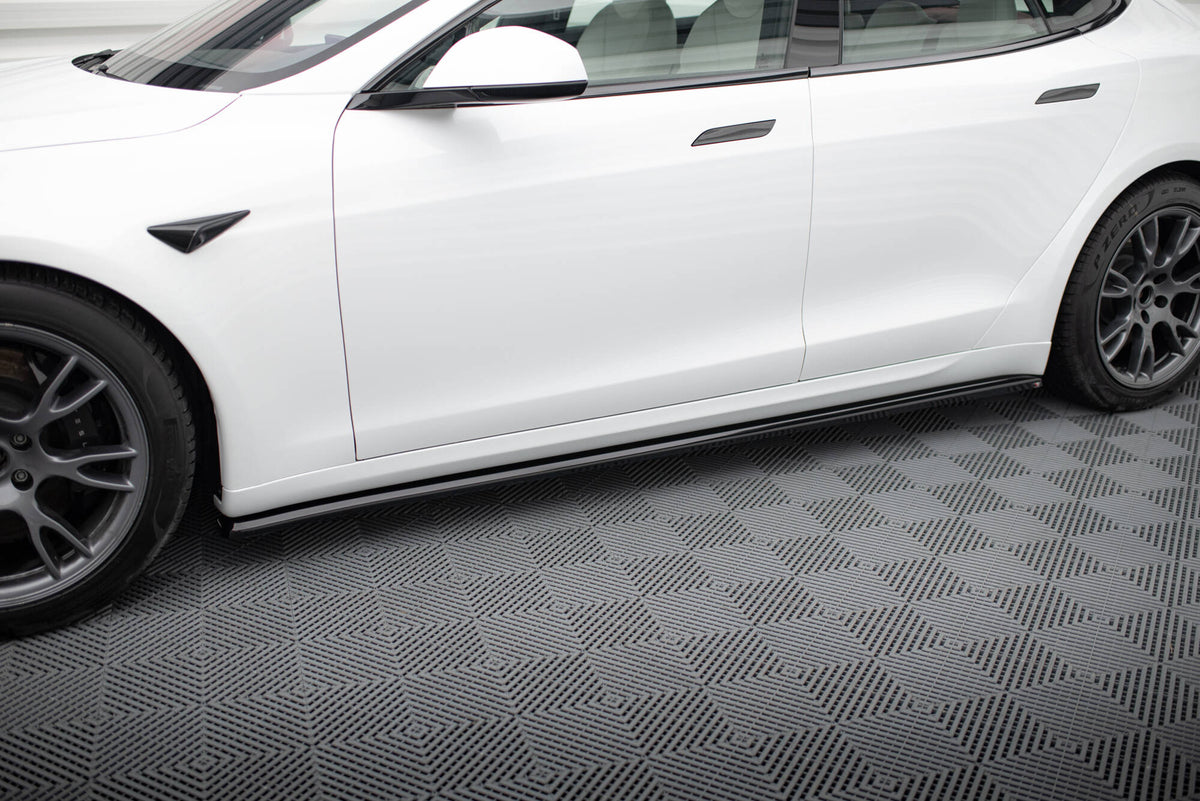 Sideskjørt diffusorer V.2 til Tesla Model S Plaid montert på bil sett fra siden