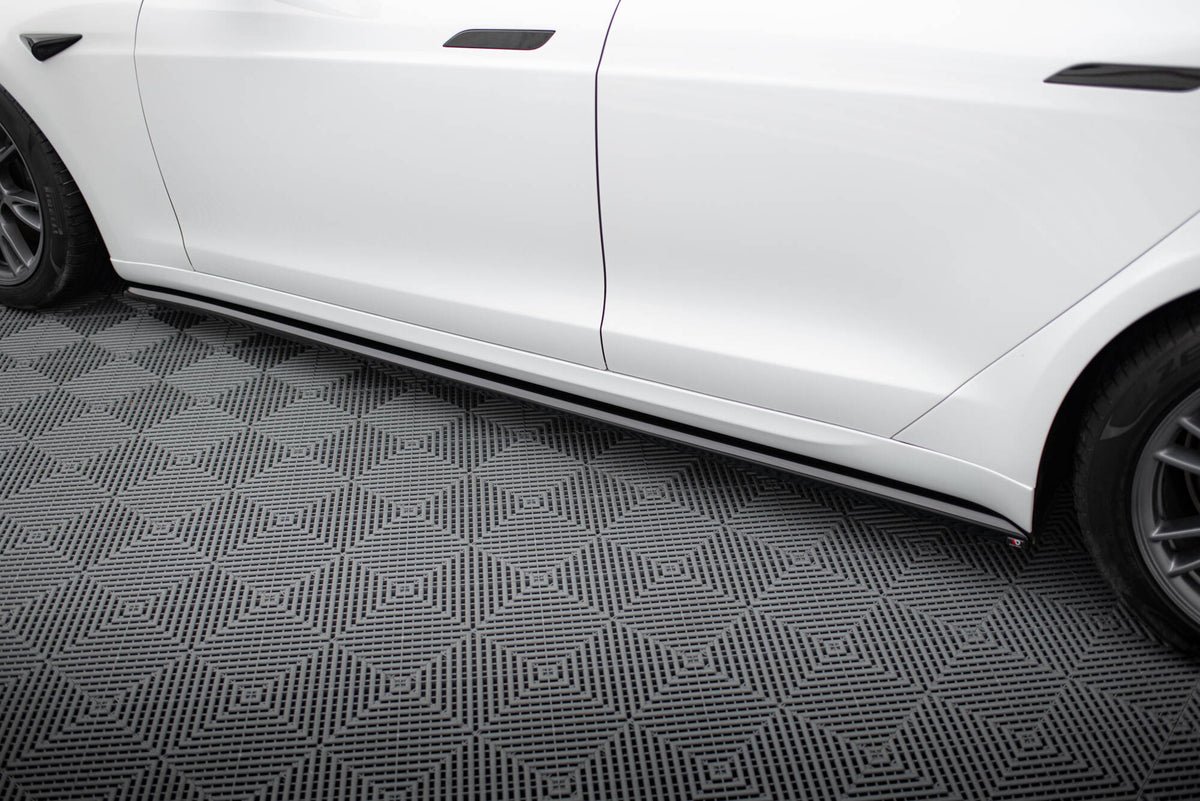 Nærbilde av Maxton Design sideskjørt V.2 for Tesla Model S Plaid med teksturert overflate