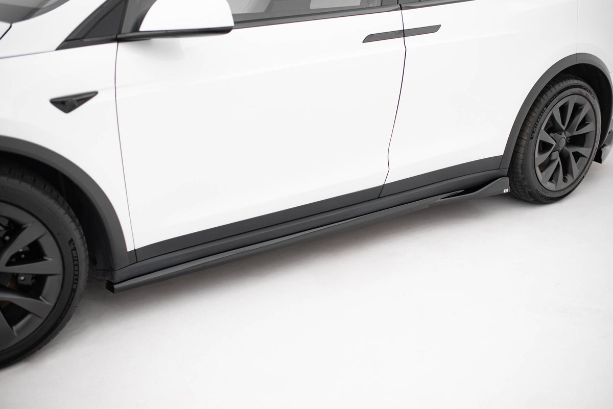 Sideskjørt diffusorer V.2 til Tesla Model X Facelift vist i skrå vinkel