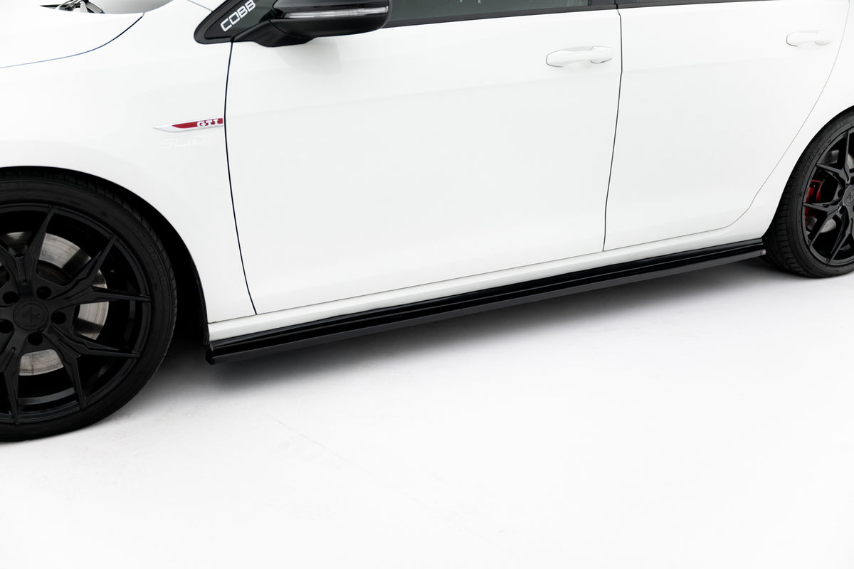 Sideskjørt diffusorer V.2 for VW Golf 7 GTI montert på hvit bil, sett fra siden