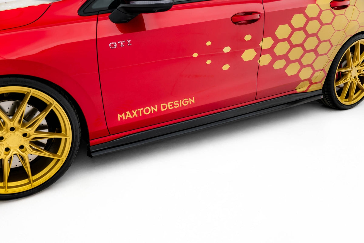 Sideskjørt V.2 til VW Golf 8 GTI Clubsport / GTI Facelift montert på sort VW Golf 8