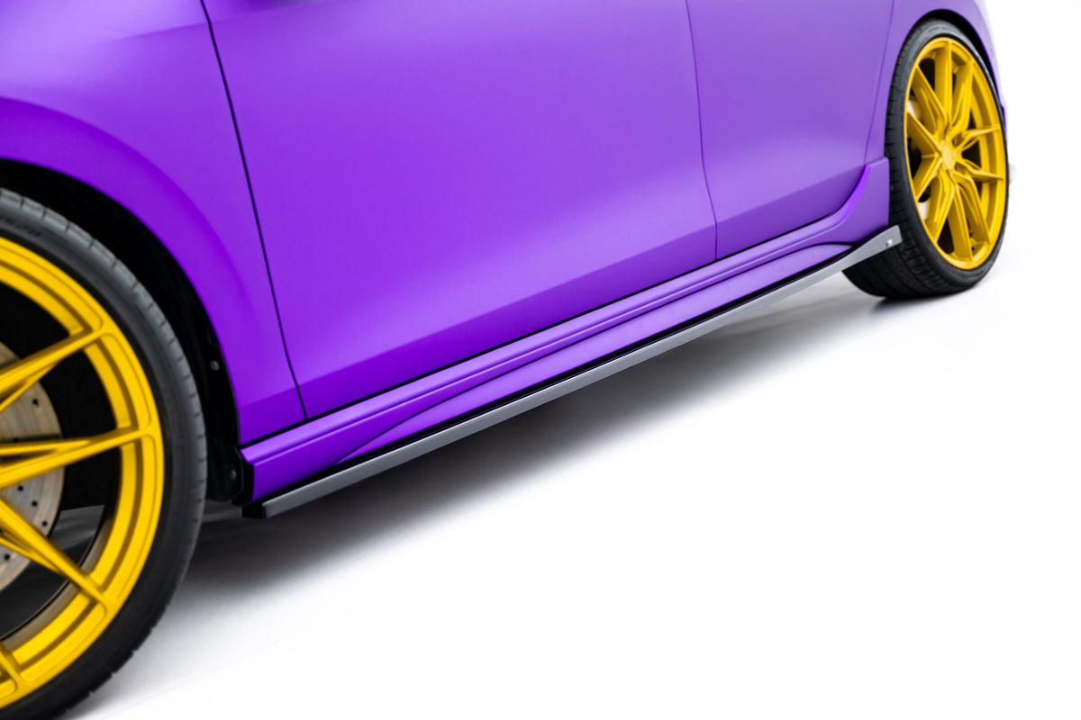 Nærbilde av sideskjørt diffuser på Volkswagen Golf R Hatchback Mk8 Facelift