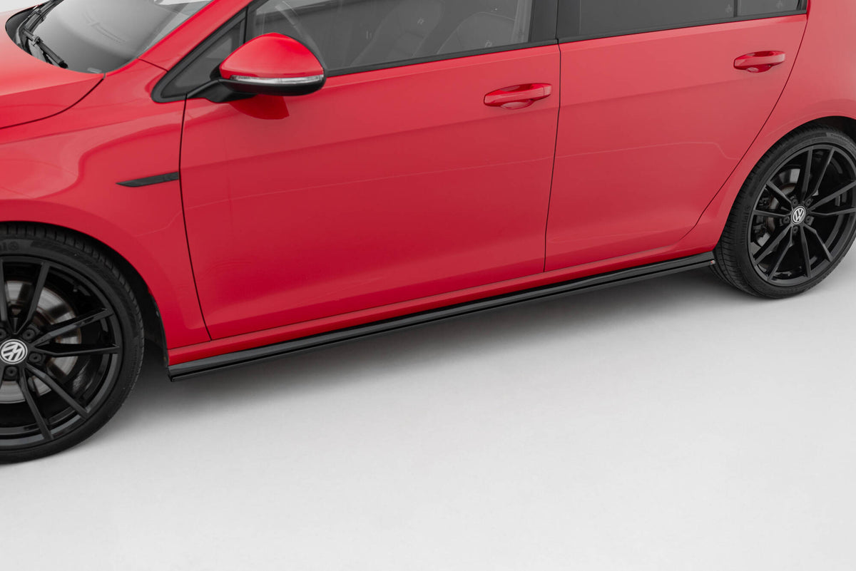 Sideskjørt diffusorer V.2 til VW Golf R MK7 Facelift vist ovenfra på svart bakgrunn