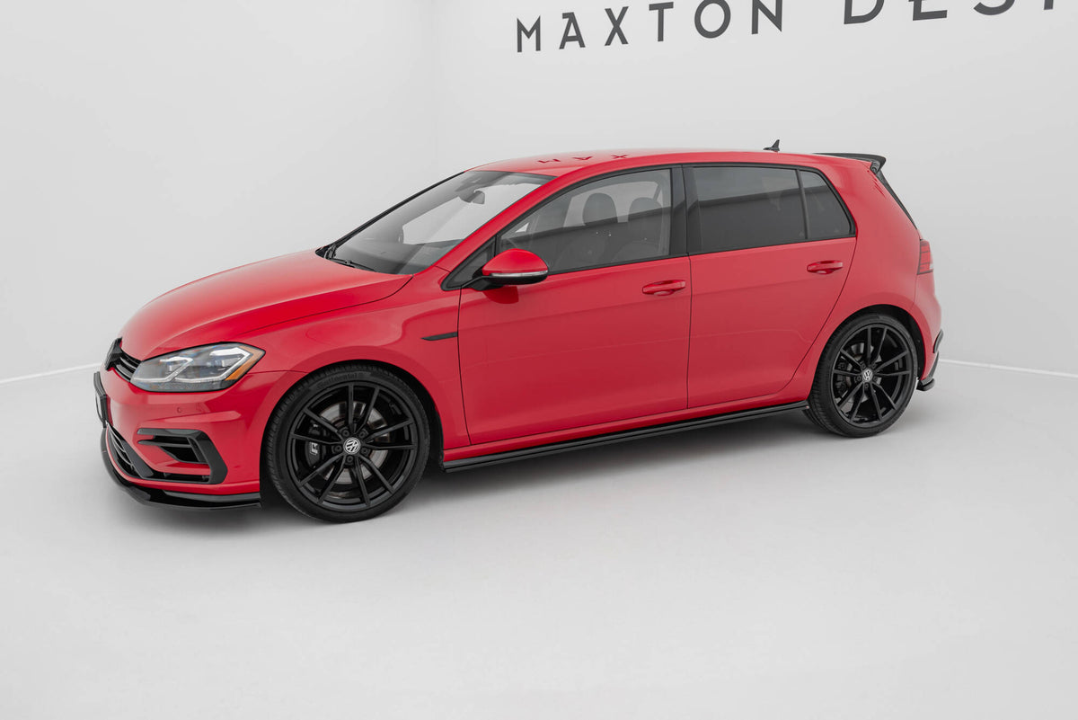 Nærbilde av ABS-sideskjørt diffuser V.2 for VW Golf MK7 Facelift med strukturert overflate