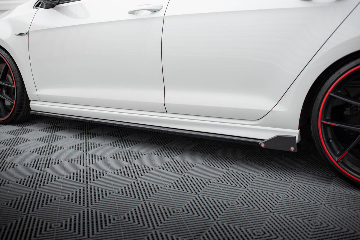 Sidepanel V.3 til VW Golf 8 R-Line / R – nærbilde av overflatestruktur i sort ABS-plast
