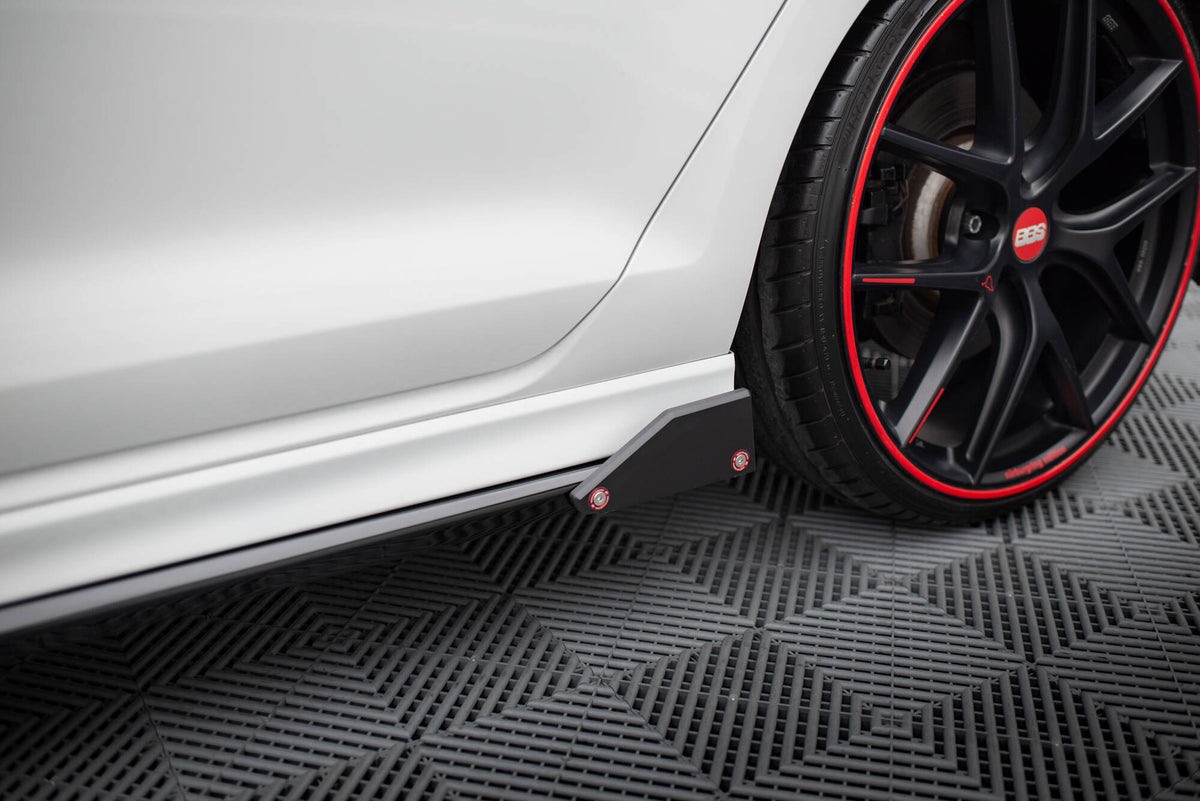 Sideskjørt V.3 for VW Golf 8 R-Line / R montert på bil med sportslig styling