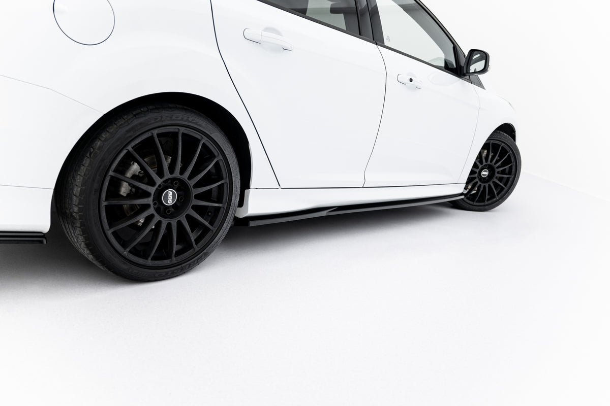 Maxton sideskjørt V.3 montert på Ford Focus ST MK3 i nærbilde