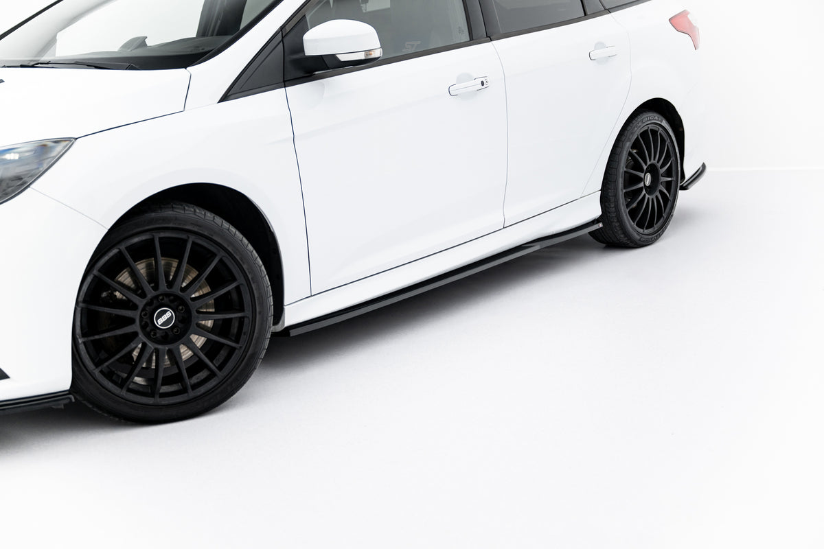 Sideskjørt diffusorer V.3 til Ford Focus ST MK3 sett skrått forfra