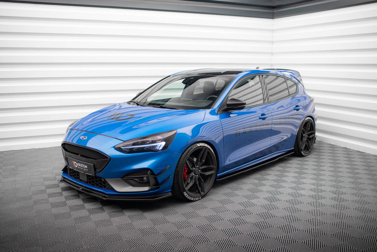 Maxton Design sideskjørt V.3 montert på Ford Focus MK4 ST i nærbilde