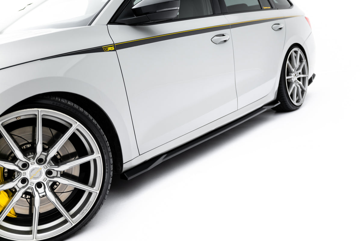 Nærbilde av sideskjørt diffuser montert på Skoda Octavia RS Combi Mk4