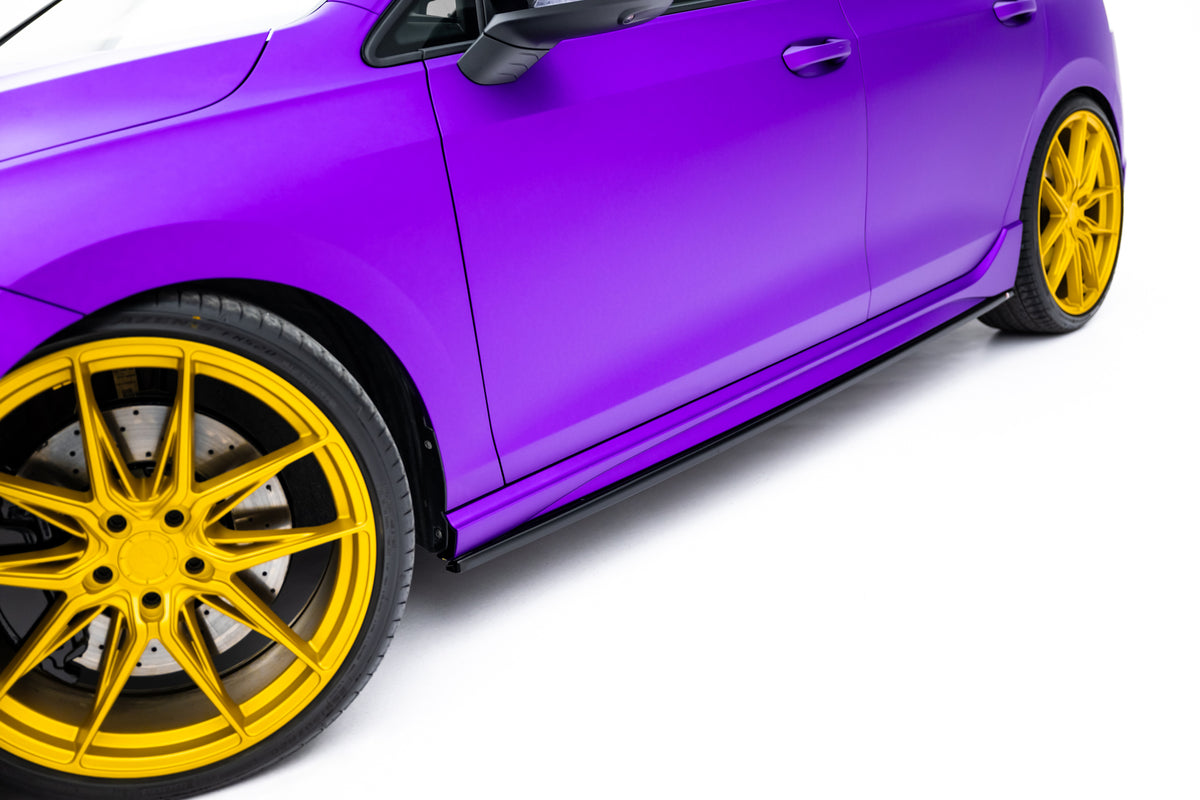 Nærbilde av sideskjørt diffuser montert på Volkswagen Golf R Mk8 Facelift