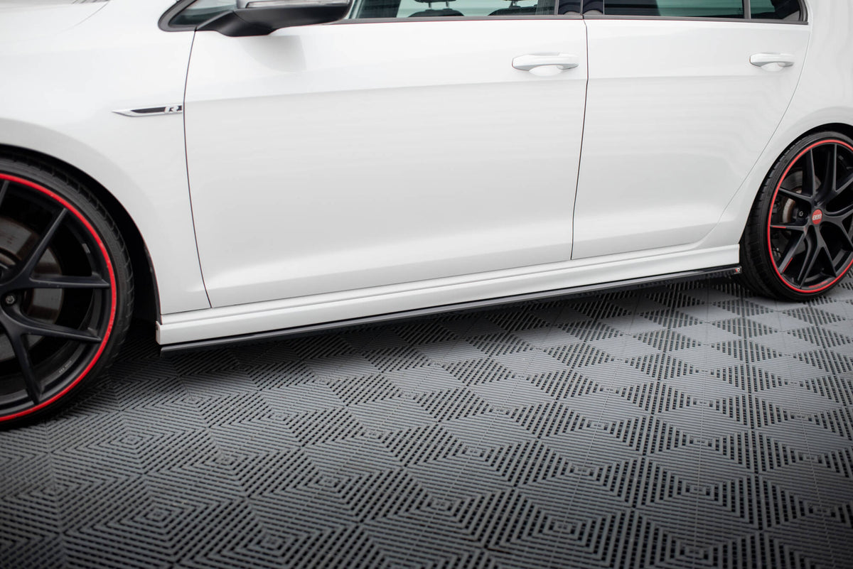 Sideskjørt-diffuser V.3 til VW Golf R MK7 i strukturert svart, skrå vinkel